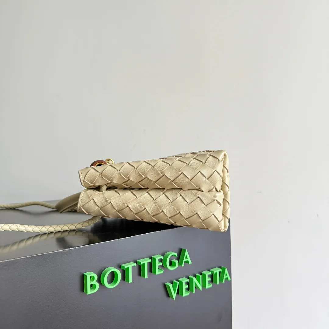 The new Andiamo batch of 3060 BV is shipped‼ ️The classic intercciato weaving process is used to create a soft bag, the metal knot is made of micro-cast aluminum using jewelry technology🪢, and the decorative beads are made of metal and hand-polished oak, allowing you to jump repeatedly between elegance and fun💃, making it unpredictable. Classic and versatile, it shows off your temperament, and the bag has a large capacity, making it very convenient for daily commuting! It has a variety of carrying methods, the shoulder straps can be adjusted by yourself, the original lambskin feels soft and delicate, and the unisex style breaks gender boundaries and brings a more practical and long-lasting use experience. The Andiamo, which has both elegant and casual styles, perfectly interprets the "fashionable old money style". Style number: 743568+wood hardware Color: cream yellow Size: 25*22*10.5cm